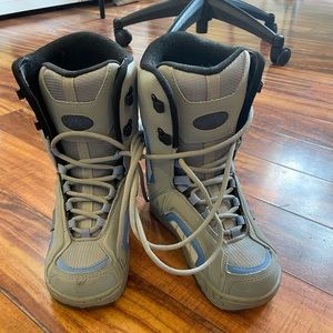 Snowboarding boots
